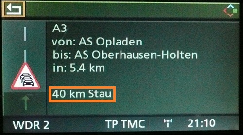 Das Navigationssystem des BMW meldet — kein Scherz — 40 km Stau am Stück! 