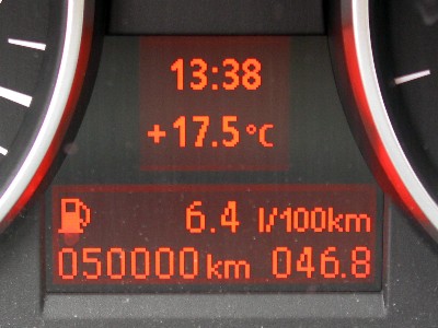 Der 3er hat die ersten 50.000 km geschafft und dabei durchschnittlich (nur) 6,4 l/100 km verbraucht. Der 3er hat die ersten 50.000 km geschafft und dabei durchschnittlich (nur) 6,4 l/100 km verbraucht.