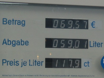 Die Tanksäule zeigt: 59 Liter Diesel passen in den Tank. Die Tanksäule zeigt: 59 Liter Diesel passen in den Tank.