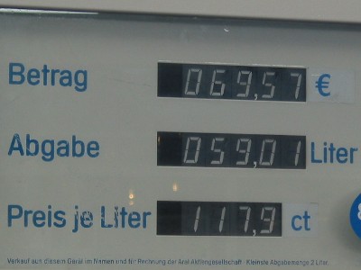 Die Tanksäule zeigt: 59 Liter Diesel passen in den Tank. 