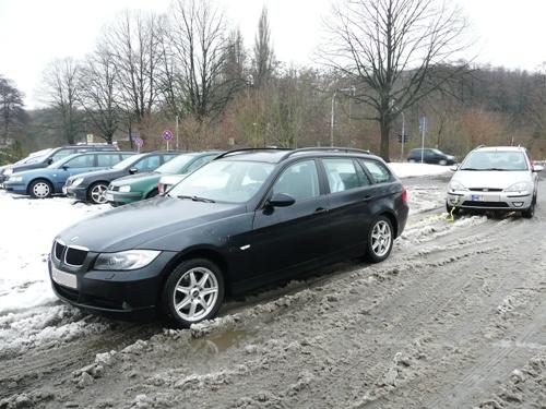 Der erste Teil der Abschleppaktion ist geschafft — BMW und Ford haben die Autobahn verlassen. 