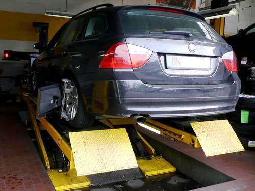Einstellung von Spur, Sturz und Nachlauf am 320d von Jörg Baier. Einstellung von Spur, Sturz und Nachlauf am 320d von Jörg Baier.