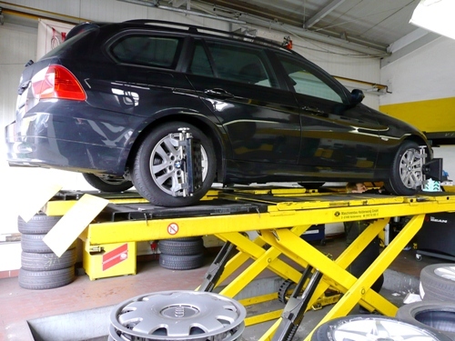 Der BMW auf der Bühne bei der Achsvermessung. Der BMW auf der Bühne bei der Achsvermessung.