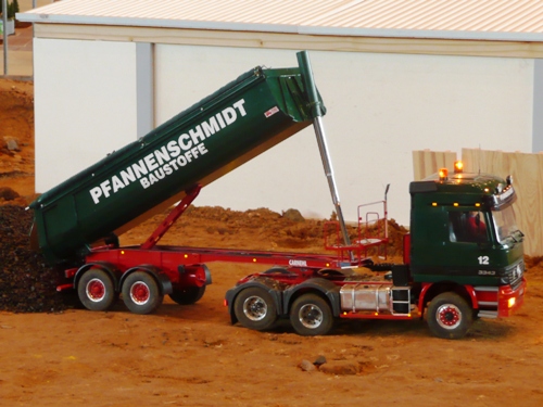 Mein Modell eines MB Actros 3343 A/S 6x4 Kippsattelzugs im Maßstab 1:14,5 im Einsatz auf der Modellbaustelle in Alsfeld. Mein Modell eines MB Actros 3343 A/S 6x4 Kippsattelzugs im Maßstab 1:14,5 im Einsatz auf der Modellbaustelle in Alsfeld.