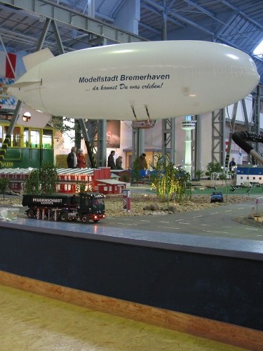Blick in die Modellstadt Bremerhaven mit dem ferngesteuerten Luftschiff, welches über meinem Modell eines MB Actros Kippsattelzugs, den Lesern bereits aus meinem Bericht aus Januar 2007 bekannt, schwebt. 