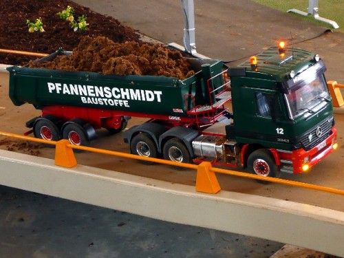 Impression vom 5. Modell-Truck-Treffen in Wehmingen bei Hannover: Mein Modell eines MB Actros Kippsattelzuges unterwegs auf dem Parcours. 