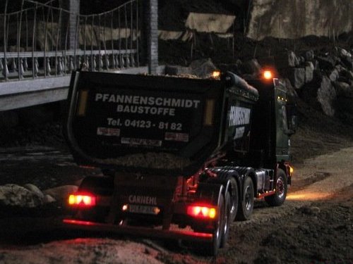 War auch beim "Weihnachtsbaggern" wieder dabei: Mein Mercedes-Benz Actros 3343 Kippsattelzug. Mein Mercedes-Benz Actros 3343 Kippsattelzug auf dem Parcours der IG MTA.