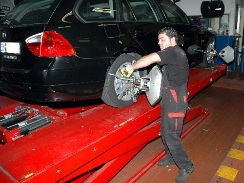 Anbringung der Sensoren für die Feineinstellung des Fahrwerks an den Rädern des 320d. Anbringung der Sensoren für die Feineinstellung des Fahrwerks an den Rädern des 320d.
