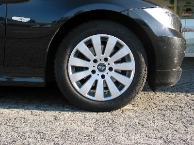Winterreifen auf der Vorderachse des BMW. Winterreifen auf der Vorderachse des BMW.