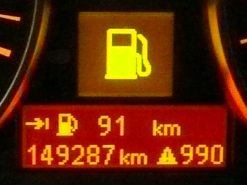 Das Display im Cockpit des 320d mahnt zum baldigen Tanken. Das Display im Cockpit des 320d mahnt zum baldigen Tanken.