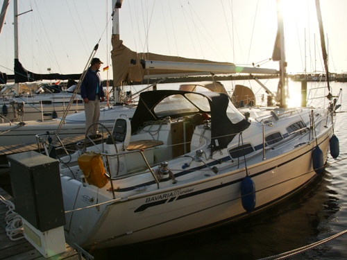 Unser Schiff, eine Bavaria 31 Cruiser von 2009, im Licht der Abendsonne am Liegeplatz in einem Hafen am Ijsselmeer. Unser Schiff, eine Bavaria 31 Cruiser von 2009, im Licht der Abendsonne am Liegeplatz in einem Hafen am Ijsselmeer.