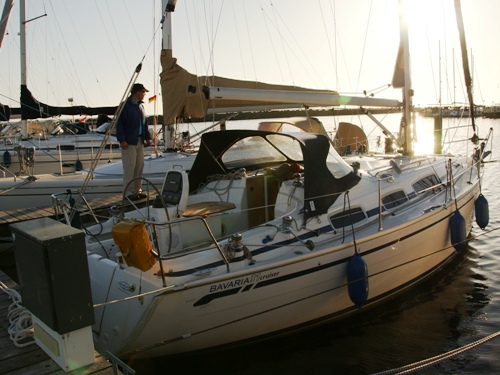 Unser Schiff, eine Bavaria 31 Cruiser von 2009, im Licht der Abendsonne am Liegeplatz in einem Hafen am Ijsselmeer. 