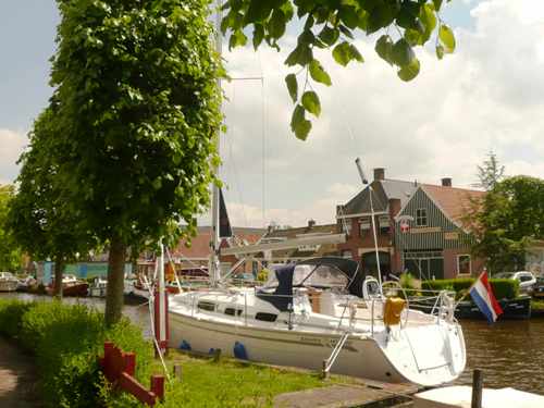 Die von uns gecharterte Bavaria 31 Cruiser bei einem Zwischenstopp in Ijlst. 