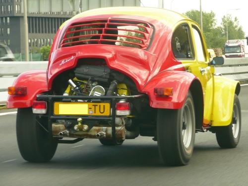 Auf der Autobahn in Holland gesichtet: Ein VW "Baja Bug". 