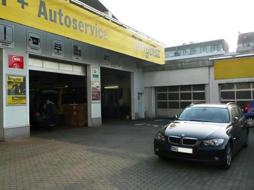 Der BMW wartet auf eine freie Bühne in der Vergölst Niederlassung Köln. Der BMW wartet auf eine freie Bühne in der Vergölst Niederlassung Köln.