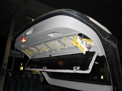 Ansicht der Heckklappe mit geöffneter Verkleidung zum Wechsel des Rücklichtbirnchens. Ansicht der Heckklappe mit geöffneter Verkleidung zum Wechsel des Rücklichtbirnchens.