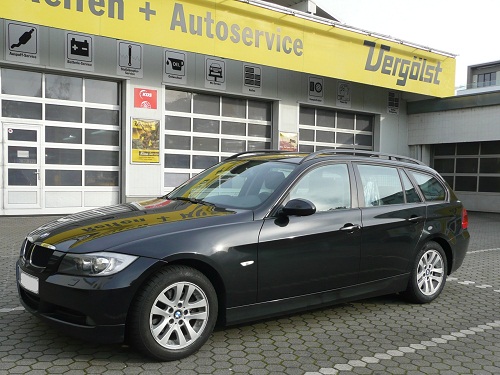 Sehen aus wie Sommerreifen — sind aber Winterreifen: Der BMW 3er touring rollt in diesem Winter auf den Originalfelgen Doppelspeiche 156 der Firma BMW. 