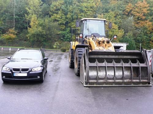 Ganz klein wirkt der BMW im Vergleich zu dem auf der Mülldeponie eingesetzten Radlader vom Typ Caterpillar 950g. Ganz klein wirkt der BMW im Vergleich zu dem auf der Mülldeponie eingesetzten Radlader vom Typ Caterpillar 950g.