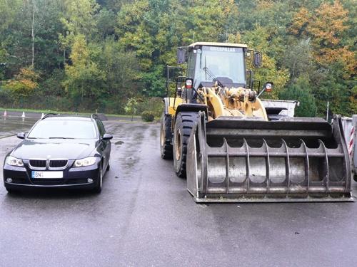 Ganz klein wirkt der BMW im Vergleich zu dem auf der Mülldeponie eingesetzten Radlader vom Typ Caterpillar 950g. 