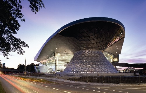 Blick auf die BMW-Welt mit dem markanten Doppelkegel. 