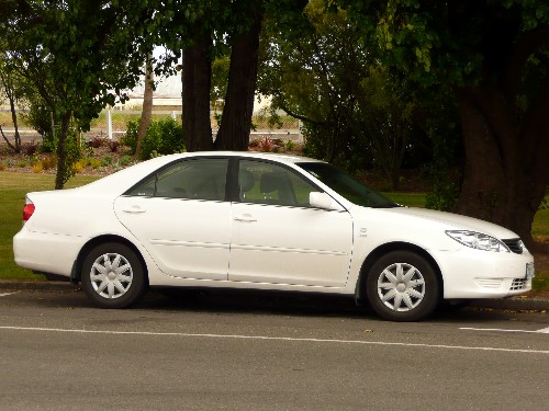 Der erste Camry — hier bei einem Zwischenstopp unter Bäumen am Nachmittag. 