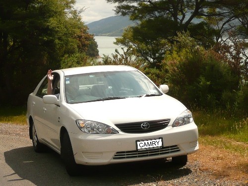 Der weiße Camry in den Marlborough Sounds bei einem Zwischenstopp. 