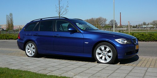 Leser Christian Drüsedau fährt den abgebildeten BMW 320d touring MJ 2007 und vermutet, dass die unterschiedliche Abdunkelung der Frontscheibe mit dem Lichtsensor des BMW in Verbindung steht. 