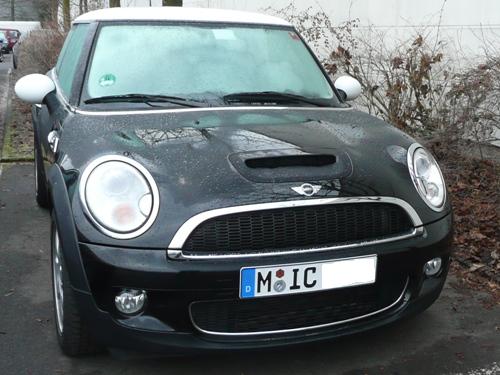 Der Schlund in der Motorhaube lässt die Extraportion Leistung erahnen: Mini Cooper S mit Dach und Außenspiegeln in Kontrastfarbe auf dem Parkplatz der BMW Niederlassung Bonn. 