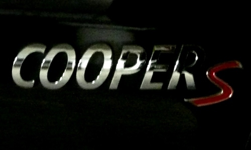 Verspricht feurigen Fahrspaß: das Logo des Mini Cooper S. 
