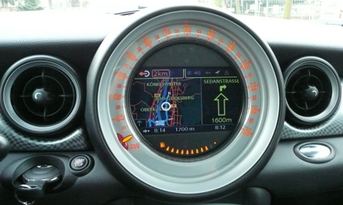 Der Tachometer des Minis beherbergt neben Tankanzeige und einigen Kontrolllämpchen auch noch ein ausgewachsenes Navigationssystem. 