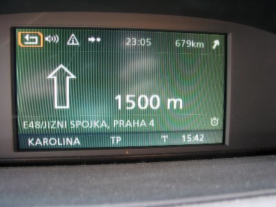 Das Navigationssystem zeigt eine noch zurückzulegende Distanz von fast 700 km. Das Navigationssystem zeigt eine noch zurückzulegende Distanz von fast 700 km.