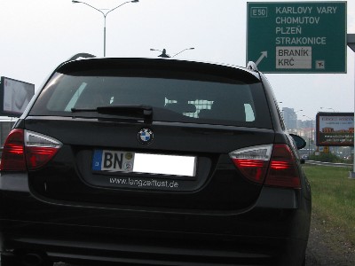 Der 320d verlässt Prag über die E50 in Richtung Pilsen. Der 320d verlässt Prag über die E50 in Richtung Pilsen.