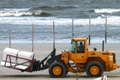 Das Saisonende naht: Unter Einsatz des adäquaten Großgeräts werden die Strandkörbe auf der Insel Wangerooge ins sichere Winterlager verbracht. 