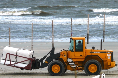 Die Saison neigt sich dem Ende zu und unter Einsatz des adäquaten Großgeräts werden die Strandkörbe auf der Insel Wangerooge ins sichere Winterlager verbracht. 