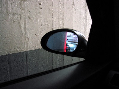 Blick in den linken Außenspiegel des BMW — die Mauer ist ganz nah … 