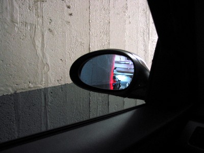 Blick in den linken Außenspiegel des BMW — die Mauer ist ganz nah … Blick in den linken Außenspiegel des BMW — die Mauer ist ganz nah …