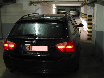 Enge Durchfahrt zwischen zwei Sektionen der Tiefgarage. Enge Durchfahrt zwischen zwei Sektionen der Tiefgarage.
