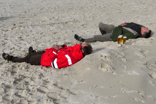 Diese Beiden machen es richtig: Totale Entspannung bei einem kühlen Bierchen am Nordseestrand. 