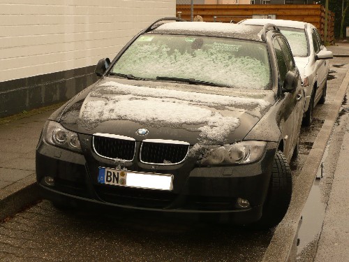 Ein Hauch von Schnee liegt auf der Karosserie des 320d. Ein Hauch von Schnee liegt auf der Karosserie des 320d.