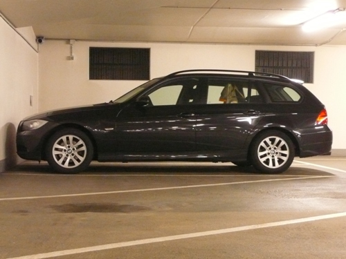 Der BMW steht dank PDC wenige Zentimeter von der Garagenwand entfernt in der Tiefgarage. 