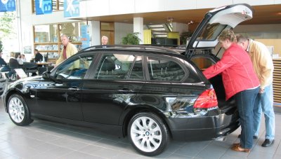 BMW 3er Touring im Ausstellungsraum. 