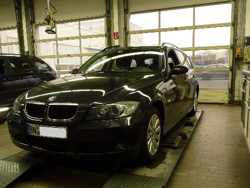 Der 320d auf der Hebebühne in der Dialogannahme der BMW Niederlassung Bonn. 