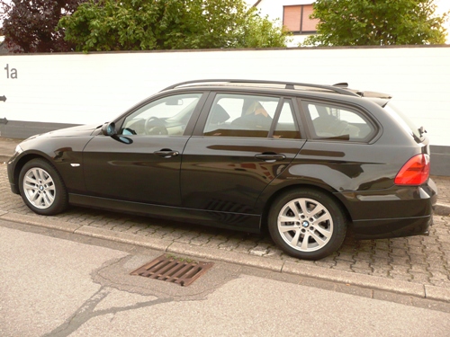 Frisch gereinigter BMW 320d. So kann ein schwarzes Auto glänzen.