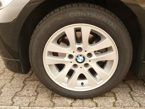 Perfekt gereinigte Felge am 320d. Perfekt gereinigte Felge am 320d.