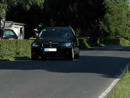 Der Chef nimmt die Probefahrt selbst vor — Frank Döring unterwegs mit dem 320d touring. Der Chef nimmt die Probefahrt selbst vor — Frank Döring unterwegs mit dem 320d touring.
