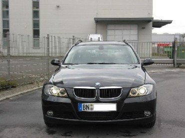 Frontansicht des 320d mit eingeschaltetem Abblendlicht. 