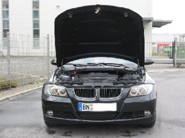 Frontansicht des 320d mit geöffneter Haube und eingeschaltetem Standlicht. 