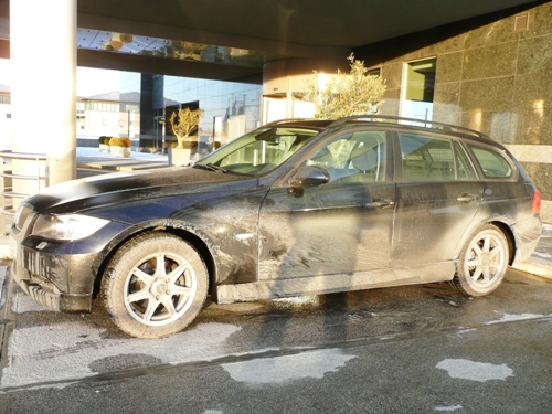 Nach längerer Autobahnfahrt sieht der BMW aus, als wäre ich damit durch eine Schlammgrube gefahren. 