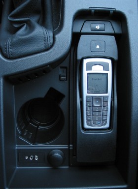 Ab Werk verbaute Freisprecheinrichtung betriebsfertig mit Handy Nokia 6230. 