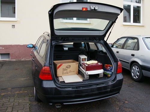BMW 320d touring mit 75 kg schwerem Modellbagger im Gepäckraum. 